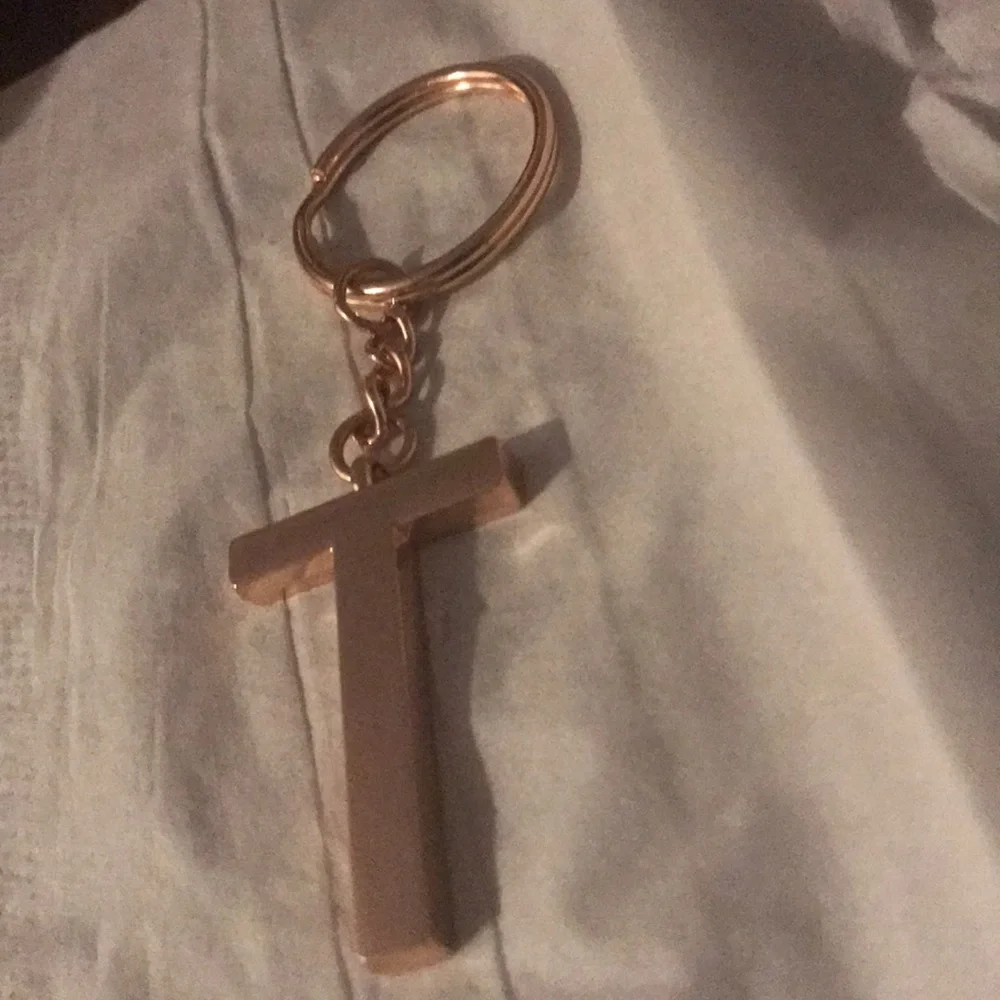 Letter T monogram key chain in rose gold new
